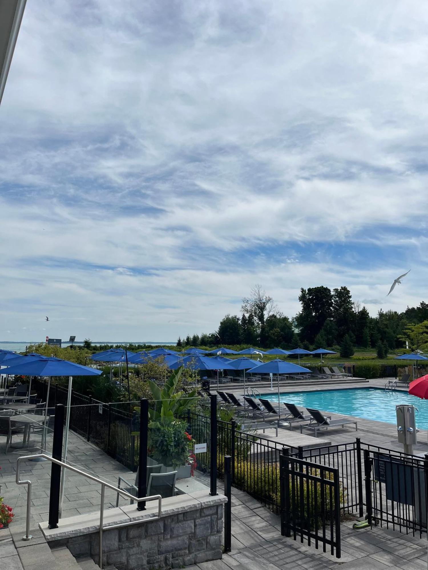 Stunning Stayz At Friday Harbour Beach Marina Resort Lake Simcoe Innisfil Eksteriør billede